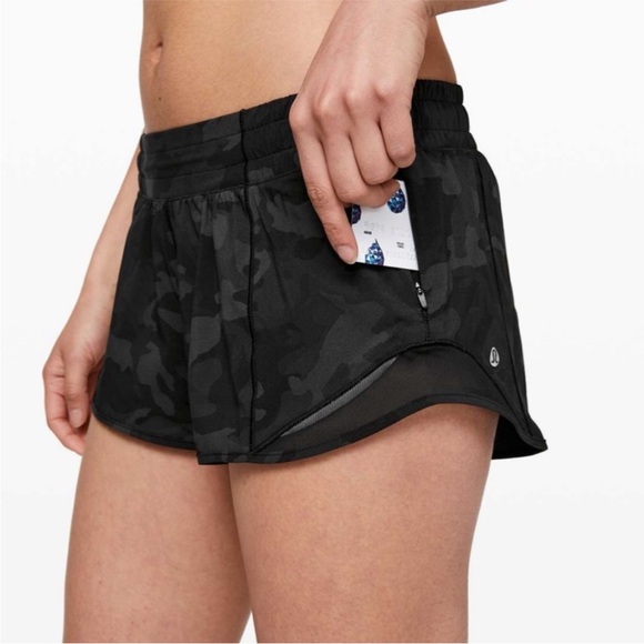 Lululemon Hotty Hot Low Rise Shorts in Black Camo Women's 4 - Picture 1 of 7
